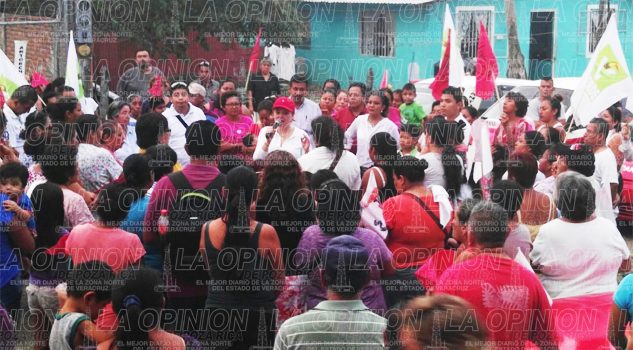 Respaldan colonos del Circuito Antorchista a Gaby Arango Respaldo colonos del Circuito Antorchista a Gaby Arango