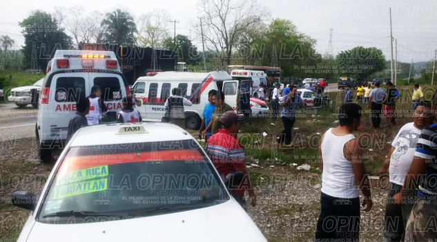 Taxi se impacta contra una camioneta; 3 heridos Taxi se impacta contra una camioneta; 3 heridos