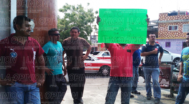 Taxistas tuxpeños piden la destitución de Delegado de Transporte Público Taxistas tuxpeños piden la destitución de Delegado de Transporte Público
