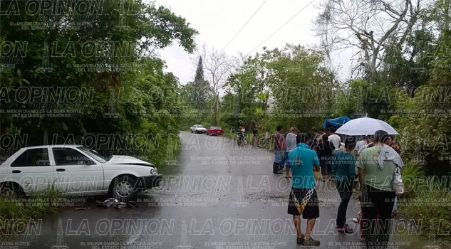 Tsuru se impacta contra camioneta que transportaba a más de 15 alumnos Tsuru se impacta contra camioneta que transportaba a más de 20 alumnos