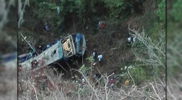 Van 16 muertos y 4 desaparecidos tras volcadura de autobús Van 16 muertos y 4 desaparecidos tras volcadura de autobús