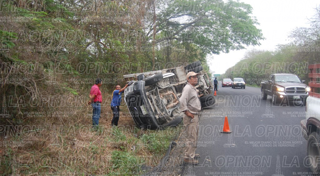 Vuelca camioneta repartidora de pollos Vuelca camioneta repartidora de pollos