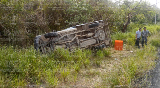 Vuelca camioneta tras esquivar un bache