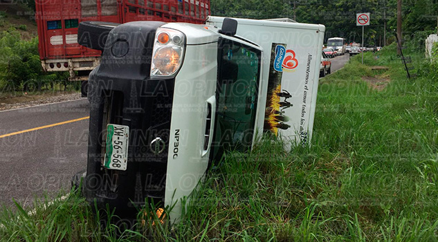 Vuelca camioneta en la Papantla-Chote Accidente Papantla El Chote Camioneta