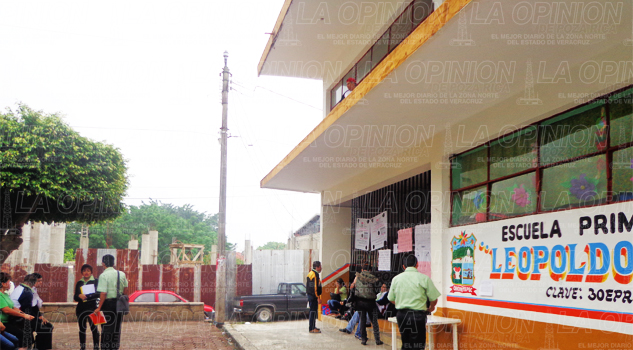 Alumnos en riesgo; techo se cae a pedazos Alumnos en riesgo; techo se cae a pedazos