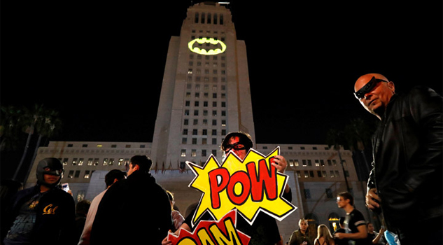 VIDEO: Así brilló la "bati-señal" en Los Ángeles