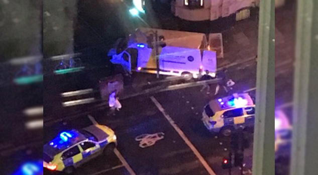 ¡TERROR EN LONDRES! Camioneta Van Inglaterra Londres