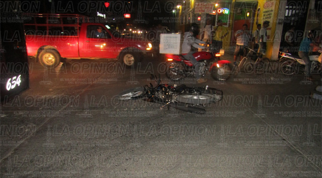 Camioneta embiste a motociclistas