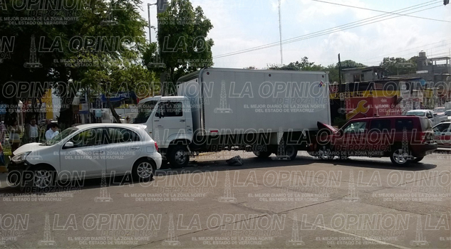 Camión de carga protagoniza aparatoso choque Camión de carga protagoniza aparatoso choque