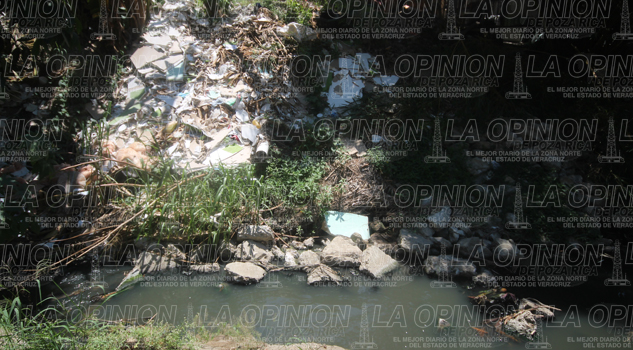 Cauce de arroyo bloqueado de basura Cauce de arroyo bloquean cauce de arroyo