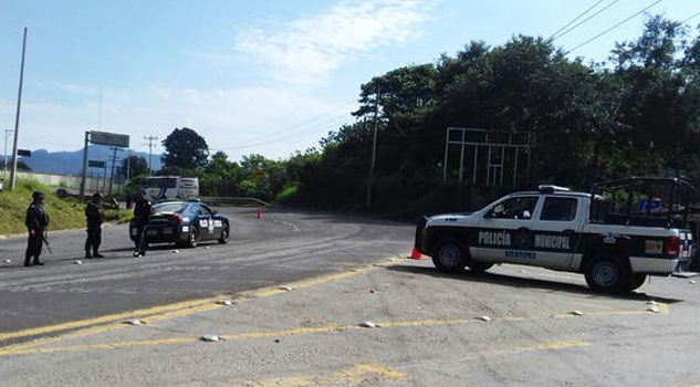 Con cuchillos asaltan tienda Con cuchillos asaltan tienda