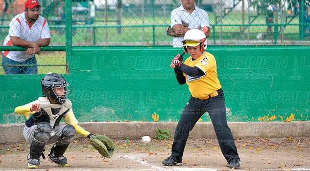 Pingüinos deja en el terreno al conjunto de los Halcones Cuadrangular Pinguinos Halcones