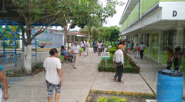 En Coatzintla las votaciones fluyen poco a poco y en calma En Coatzintla las votaciones fluyen poco a poco y en calma