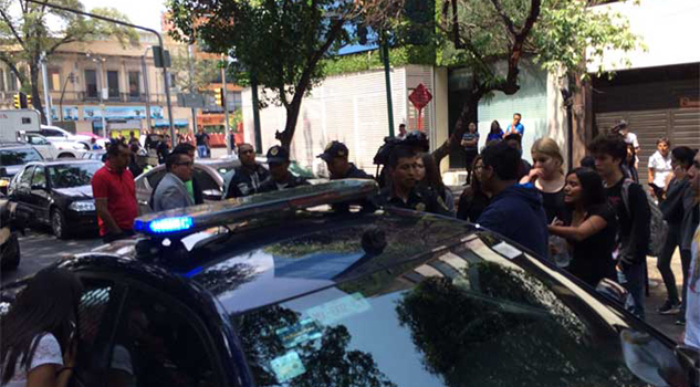 Enfrentamiento entre policías y estudiantes Enfrentamiento entre policías y estudiantes