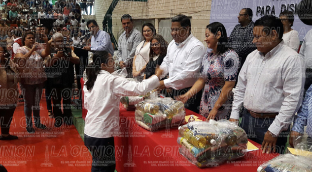 Entregan 1700 becas del Ramo 033 Entregan 1700 becas del Ramo 033