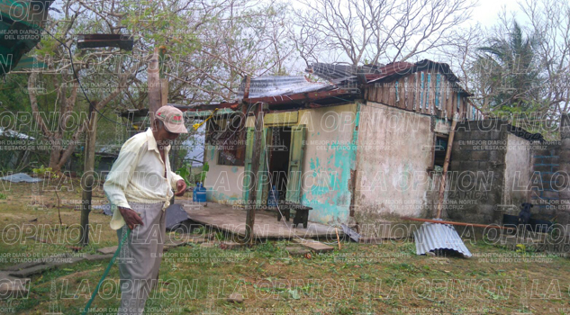 Entregan ayuda a damnificados Entregan ayuda a damnificados
