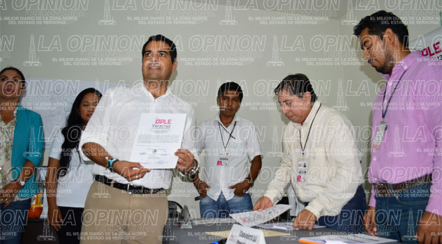 Entregan constancia a Víctor Román Jiménez del Partido Nueva Alianza Entregan constancia a Víctor Román Jiménez del Partido Nueva Alianza