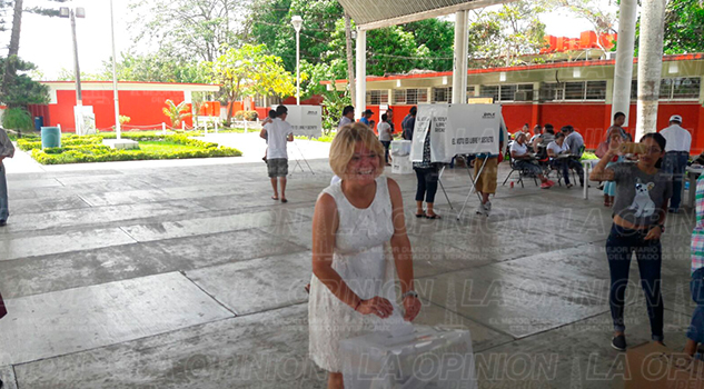 Gaby Arango emitió su voto en la casilla 4132 Tuxpan Gaby Arango Emite Voto