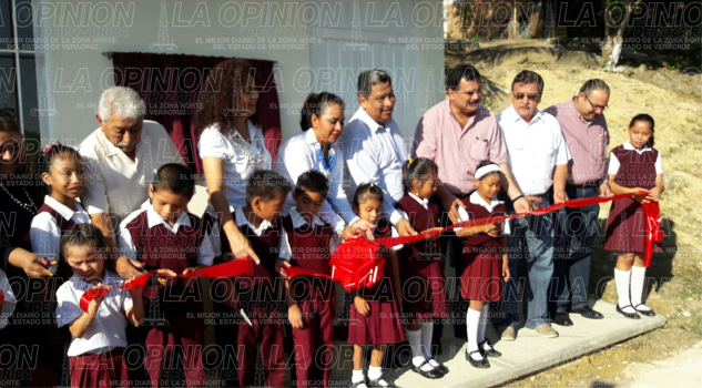 Inauguran un aula en la primaria Insurgentes Inauguran un aula en la primaria Insurgentes