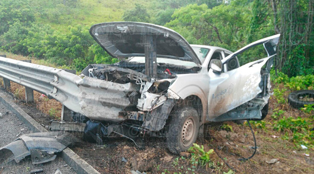 Choca contra protección metálica Papantla Carretera Totomoxtle Camioneta Estrella Protección
