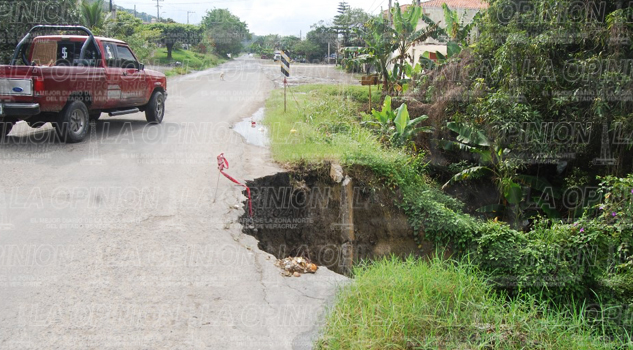 Peligro en la carretera que enlaza a la sierra Peligro en la carretera que enlaza a la sierra