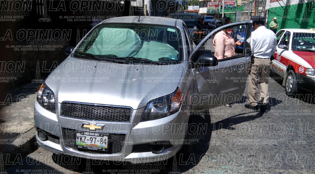 Pipa golpea puerta de un automóvil
