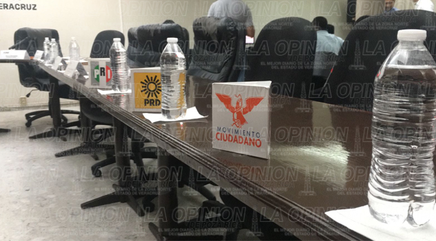 Representantes de partidos políticos desairan última sesión ordinaria