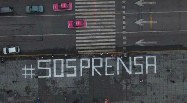 Periodistas protestan con enorme mensaje en el Zócalo SOSPrensa