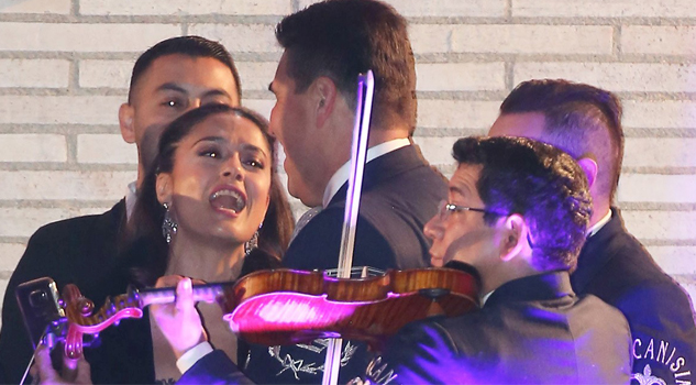 Salma Hayek y los mariachis en Cannes Salma Hayek y los mariachis en Cannes