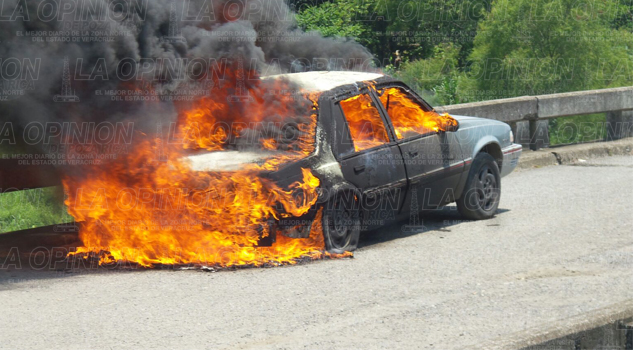 Se quema automóvil en el puente de La Ceiba Se quema automóvil en el puente de La Ceiba