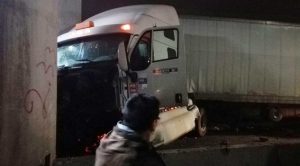 Tráiler se queda sin frenos, choca contra 9 autos; 5 lesionados Tráiler se queda sin frenos, choca contra 9 autos; 5 lesionados1