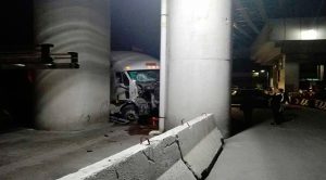 Tráiler se queda sin frenos, choca contra 9 autos; 5 lesionados