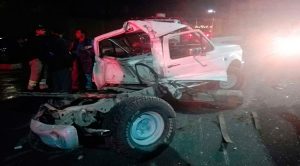 Tráiler se queda sin frenos, choca contra 9 autos; 5 lesionados