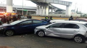 Tráiler se queda sin frenos, choca contra 9 autos; 5 lesionados