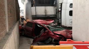 Tráiler se queda sin frenos, choca contra 9 autos; 5 lesionados