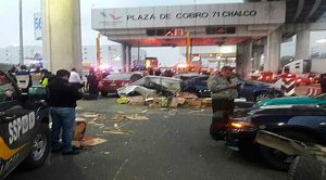 Tráiler se queda sin frenos, choca contra 9 autos; 5 lesionados