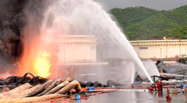 Un muerto por incendio en Salina Cruz; confirma Pemex Un muerto por incendio en Salina Cruz; Pemex
