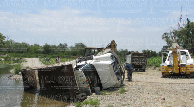 Vuelca materialista sobre el río Vuelca materialista sobre el río