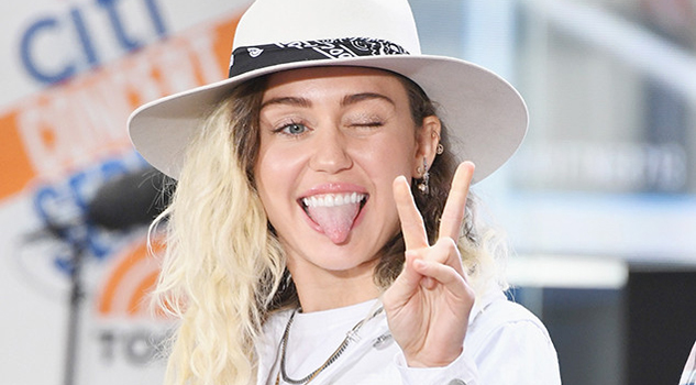 Y Miley Cyrus recibe el verano... ¡Así! Y Miley Cyrus recibe el verano