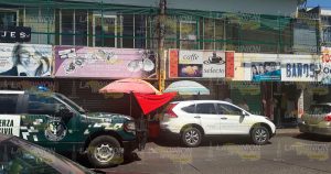 Balean a sujeto en interior de Cafetería