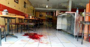 Balean a sujeto en interior de Cafetería