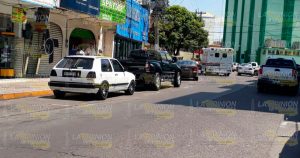 Balean a sujeto en interior de Cafetería