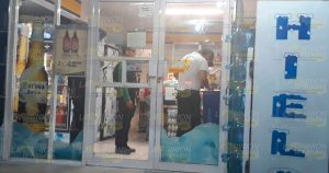 VIDEO: 3 empistolados atracan modelorama en la Morelos