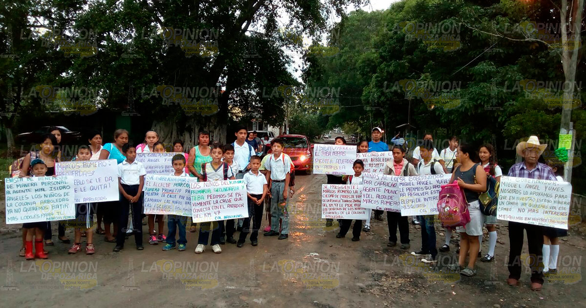 Cambio de obra de pavimentación afecta a niños de Colonia Arboledas Niños sufren bulling por llegar enlodados a la escuela.