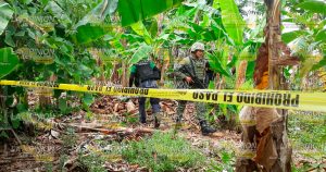 Hallan a joven ejecutado a orillas del río Cazones a la altura de Zacate Colorado. El occiso tenía los ojos vendados y fue tapado con hojas de plátano. Son evidentes los golpes y su rostro está cubierto de sangre.