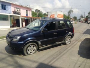 Taxi impacta camioneta