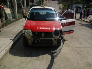 Taxi impacta camioneta