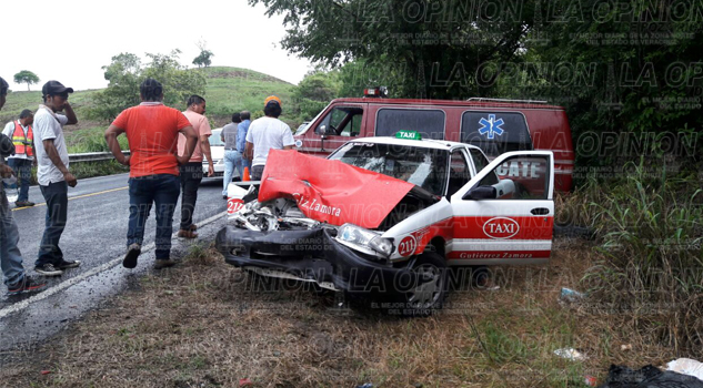 Aparatoso choque en la comunidad de Carranza 25