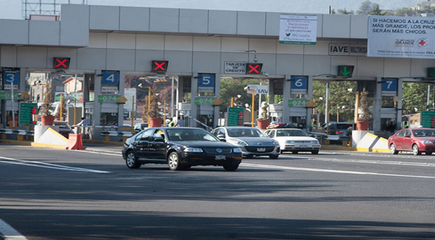 A machetazos, 50 encapuchados atracan casetas de Capufe A machetazos