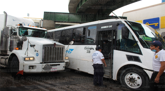 Autobús impacta tráiler AUTOBÚS IMPACTA TRÁILER